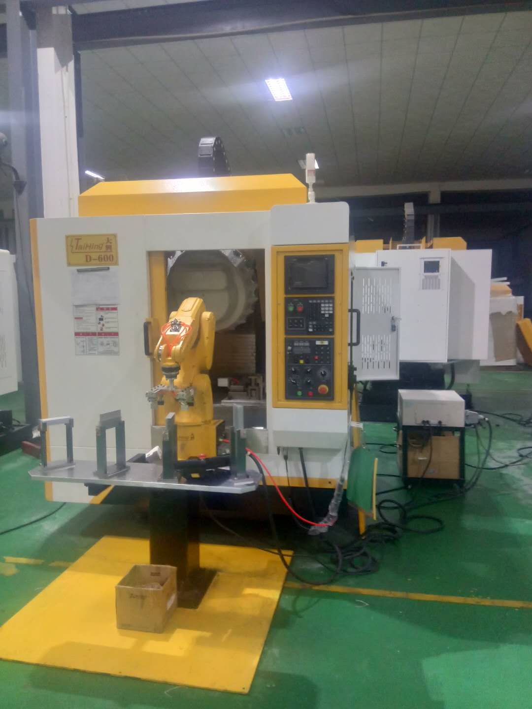 高速钻孔攻牙机D-600 (带机械手，全自动上下料）